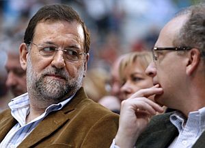 Mariano Rajoy mira al secretario de Comunicacin del PP, Gabriel Elorriaga. (Foto: EFE)