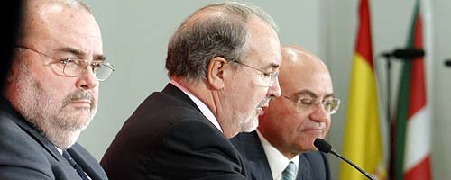 El presidente del Consejo Superior Cmaras Comercio, Javier Gmez Navarro, con Solbes y Ferrn. (EFE)