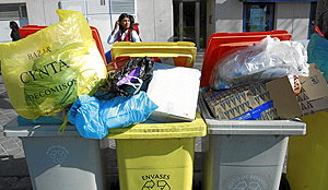 Contenedores llenos de basura por la huelga. (Foto: Antonio Heredia)