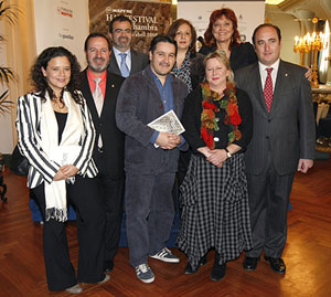 El concejal de Cultura de Granada junto al equipo directivo de Hay Festival. (Foto: EFE)