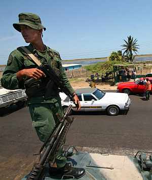 Un soldado venezolano custodia las proximidades de la frontera con Colombia. (Foto: EFE)