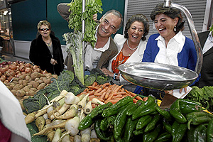 Junto a Rita Barberá y María San Gil, visita el Mercado Central de Valencia. (Foto: Benito Pajares)