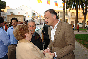 El que fuera el senador más joven de España escucha a los ciudadanos del municipio de Foios. (Foto: El Mundo)