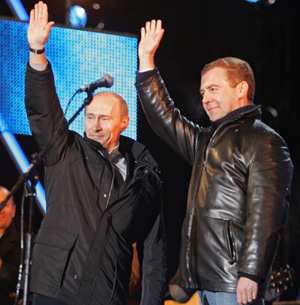 Vladimir Putin y Medvedev en la Plaza Roja de Mosc. (Foto: APF PHOTO).