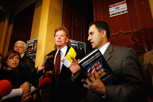 Pedro Varela (derecha), junto al ex líder del KKK David Duke frente a la Librería Europa. (Foto: Santi Cogolludo)