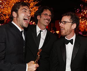 Javier Bardem (izda.) con Joel (centro) y Ethan Coen. (Foto: AP)