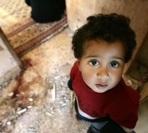 Una nio palestino mira su casa daada tras un ataque de las fuerzas israeles (Foto: REUTERS)