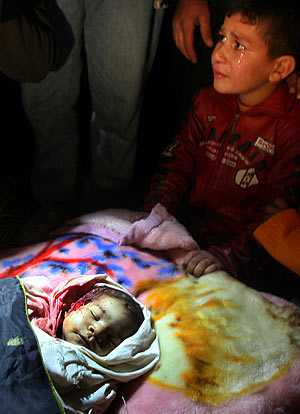 Un nio llora la muerte de su hermano, asesinado durante los ataques israeles. (Foto: AP)