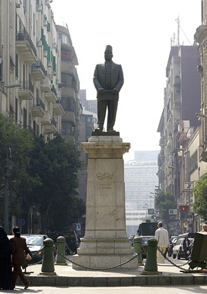 Estatua en honor de Talaat Harb, reformador de la economía egipcia. (Foto: Javier Fagúndez/EFE)