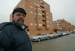 José Moreno frente a una de sus construcciones en Fuenlabrada (Foto: Julio Palomar)