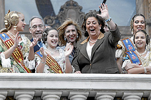 Manuel Pizarro junto a Rosa Dez, Rita Barber y las Falleras Mayores de Valencia (Foto: BENITO PAJARES).