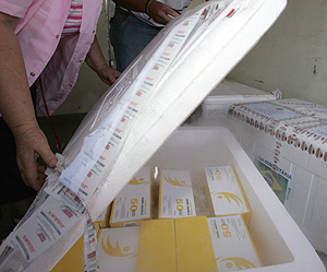 Cargamento de vacunas contra la malaria. (Foto: EFE)