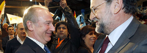 Rajoy y Rato se saludan al comienzo del mitin. (Foto: EFE)