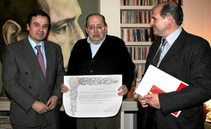 El escritor acompañado por el rector de la USAL, José Ramón Alonso, y el profesor Miguel Lizana. EFE