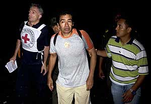 Hernando Martínez (centro), acompañado por personal de la Cruz Roja, tras su puesta en libertad. (Foto: AP)