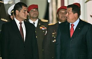 Rafael Correa y Hugo Chvez, durante el encuentro que han mantenido en Caracas. (Foto: AP)