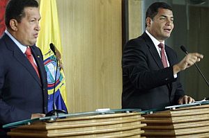 El presidente de Ecuador, Rafael Correa, durante una rueda de prensa conjunta con su homlogo de Venezuela, Hugo Chvez. (Foto: EFE)