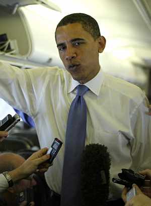 Obama atiende a los medios durante un viaje. (Foto: AFP)