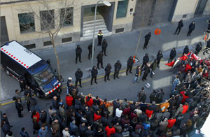 Conductores de autobs protestan el pasado martes frente a la sede barcelonesa del PSC, protegida por los Mossos d'Esquadra. (Foto: Domnec Umbert)