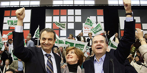 Zapatero, con Concha Velasco y Manuel Chaves, en Crdoba. (Foto: REUTERS)