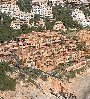 Edificios de viviendas a pie de playa en Mallorca. (Foto: Pep Vicens)