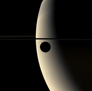 Imagen de la luna Rhea en tránsito frente a Saturno. (Foto: NASA)