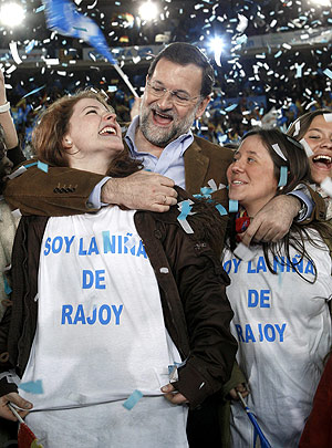El candidato popular saluda a 'sus nias' (Foto: EFE).