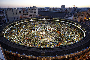 La plaza de toros de Valencia se llen tres horas antes de empezar el mitin del PP (Foto: EFE).