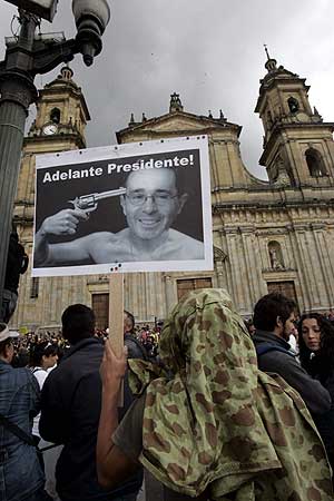 Cartel de la protesta contra Uribe. (Foto: EFE)