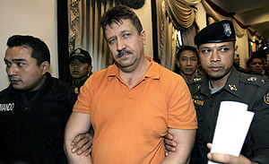 Viktor Bout, escoltado por la polica en Bangkok, tras ser interrogado. (Foto: AP)