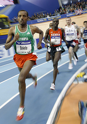 El etope Tariku Bekele encabeza su serie de los 3.000m masculinos, durante la primera jornada del XII Mundial de Atletismo en Pista Cubierta. (Foto: EFE)