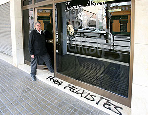 Manel Nevot, dueo de Fincas Nevot, con las pintadas amenazantes a la entrada de su tienda. (Foto: EFE)