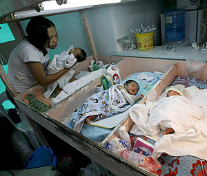 Una mujer filipina junto a varios bebs en un hospital. (Foto: EFE)
