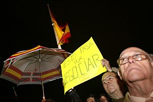 Un manifestante muestra una pancarta. (Foto: EFE)