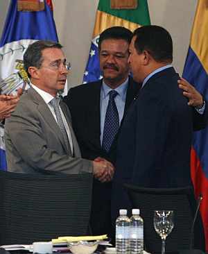 Álvaro Uribe (izqda.)se reconcilia con Hugo Chávez (dcha.) durante la cumbre. (Foto: AFP)