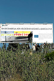 Cartel sobre la llegada del AVE a Barcelona. (Santi Cogolludo)