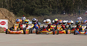 Varios pilotos disputan una carrera de karts. (Foto: El Mundo)