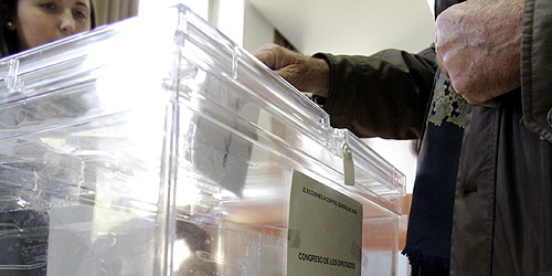 Un hombre ejerce su derecho a votar a primera hora. (Foto: EFE)