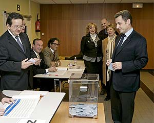 El presidente francs Nicolas Sarkozy se apronta a depositar su voto en una urna. (Foto: EFE)