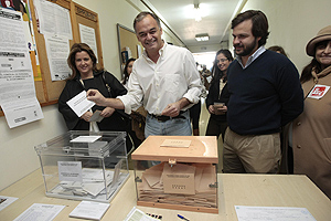 Gonzlez Pons entrega sus papeletas al presidente de la mesa electoral. (Foto: Benito Pajares)