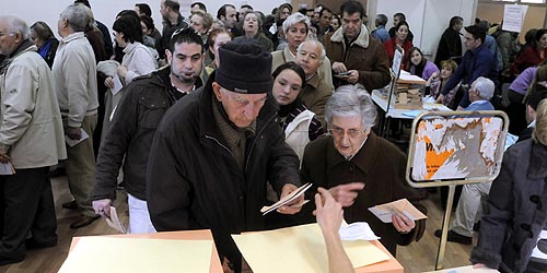Imagen de las colas para votar en un colegio de Madrid. (Foto: EFE)