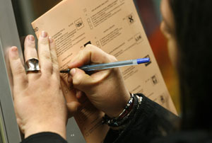Un votante en un colegio de Madrid. (AFP)