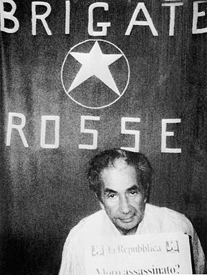 El ex primer ministro italiano Aldo Moro, cuando fue secuestrado por las Brigadas Rojas. (Foto: EPA)