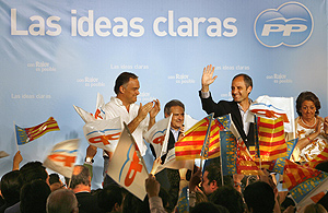Gonzlez Pons, Alfonso Rus, Francisco Camps y Rita Barber celebran la victoria del PP en la Comunidad Valenciana. (Foto: Alberto Di Lolli)