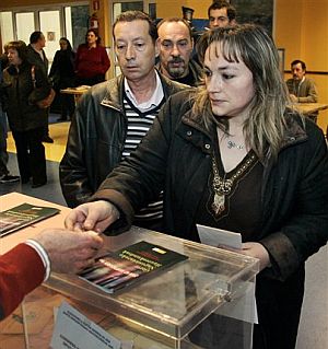 Mara ngeles Romero, viuda de Isaas Carrasco, vota en Mondragn. (Foto: AP)