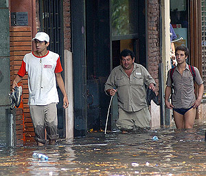 Argentinos afectados por las inundaciones registradas a finales de febrero en Buenos Aires. (Foto: AFP)