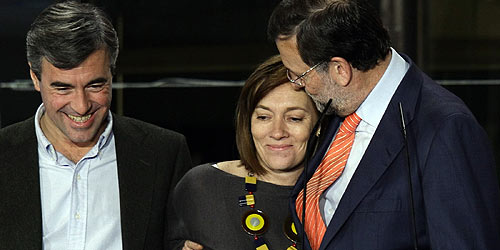 Rajoy besa a su esposa, junto a Acebes. (Foto: REUTERS)