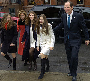 Spitzer, junto a su mujer y sus hijas. (Foto: AP)