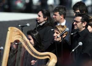 Sonsoles Espinosa, esposa de Zapatero, ha formado parte del coro. (Foto: Alberto Cullar)