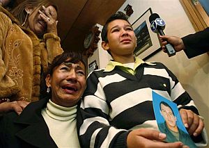 Inirida Guarnizo, madre del policía rehén Walter Lozano, llora al ver a su hijo en el vídeo. (Foto: AP)